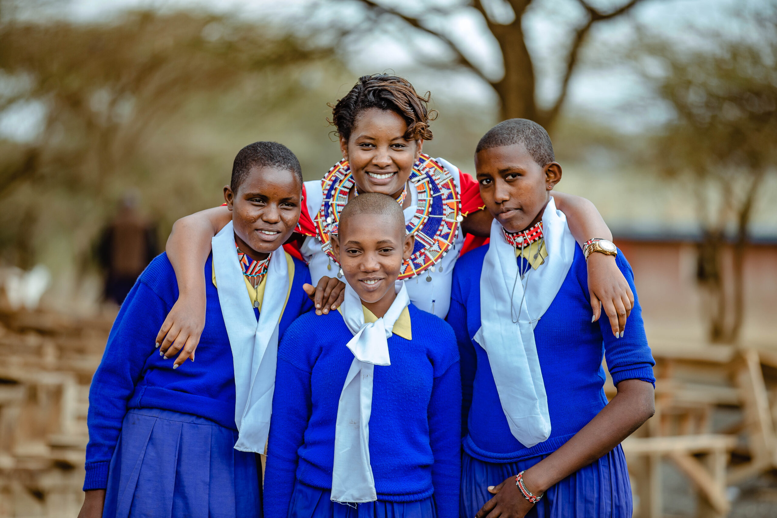 Foto av Nice Leng'ete, ambassadör för Amrefs arbete mot könsstympning, tillsammans med tre flickor från skyddscenter A Nice Place