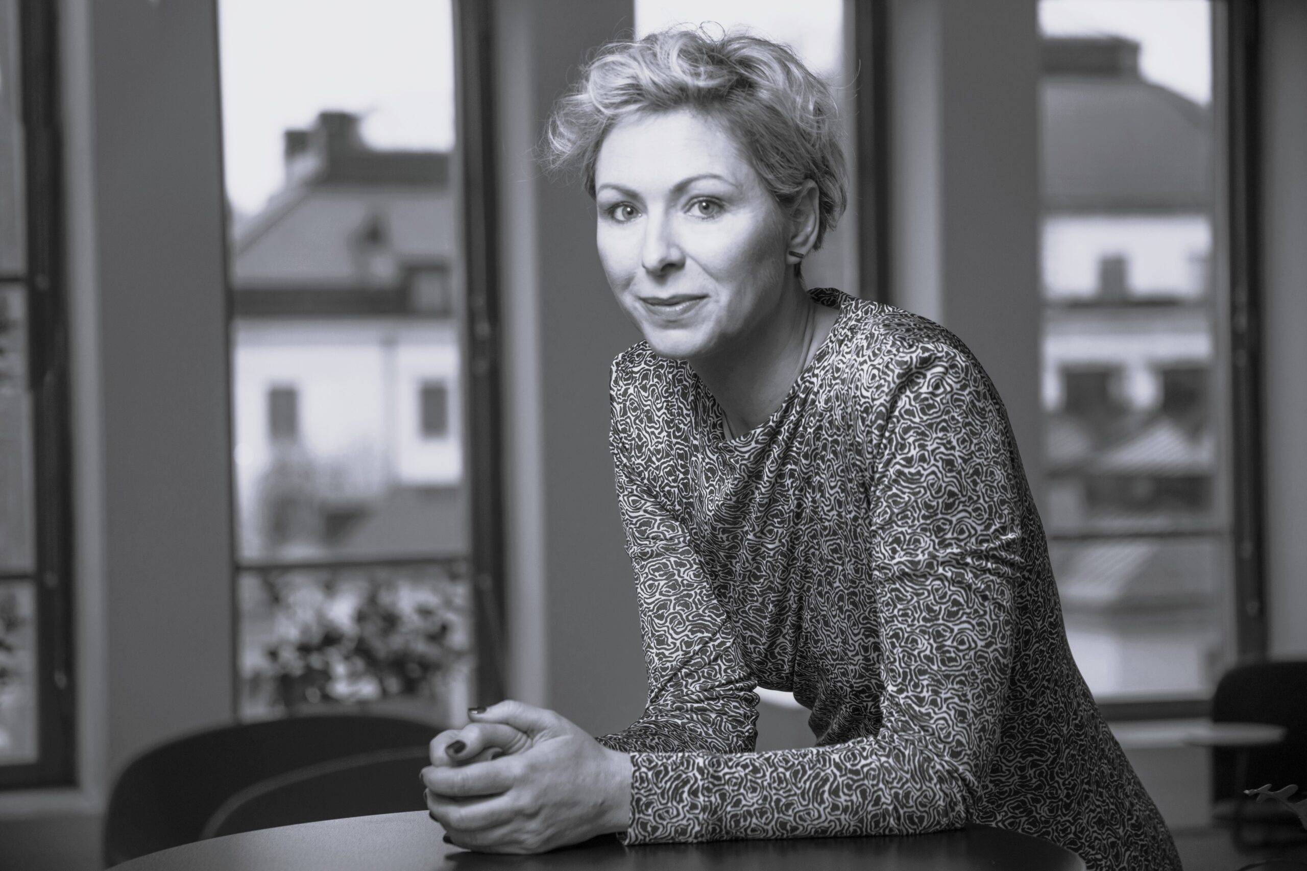 /wp-content/uploads/2025/06/Zandra-Thuvesson.-Foto-Elisabet-Olsson.-Sv.vit_.--scaled.jpg
